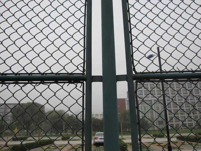 铁质护栏与围栏网在学校操场及场地中的应用与供应指南